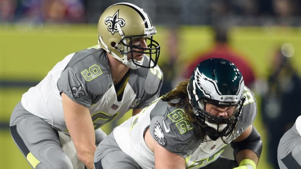 Team Carter quarterback Drew Brees of the New Orleans Saints (9) stands under center Jason Kelce of the Philadelphia Eagles (62) in the 2015 Pro Bowl against Team Irvin at University of Phoenix Stadium.